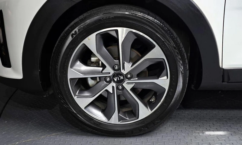 Kia Stonic Diesel 1.6 Trendy * НАЙ-ДОБРА ЦЕНА В БЪЛГАРИЯ* , снимка 5 - Автомобили и джипове - 52112552