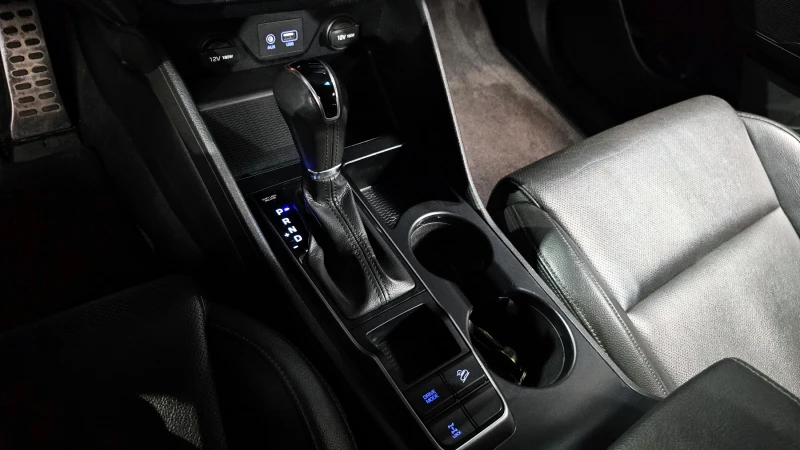 Hyundai Tucson 4x4 / 2.0 CRDI / ПЪЛНА СЕРВИЗНА ИСТОРИЯ !!!, снимка 11 - Автомобили и джипове - 52641415