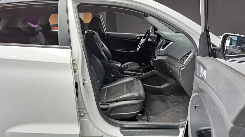 Hyundai Tucson 4x4 / 2.0 CRDI / ПЪЛНА СЕРВИЗНА ИСТОРИЯ !!!, снимка 8 - Автомобили и джипове - 52641415