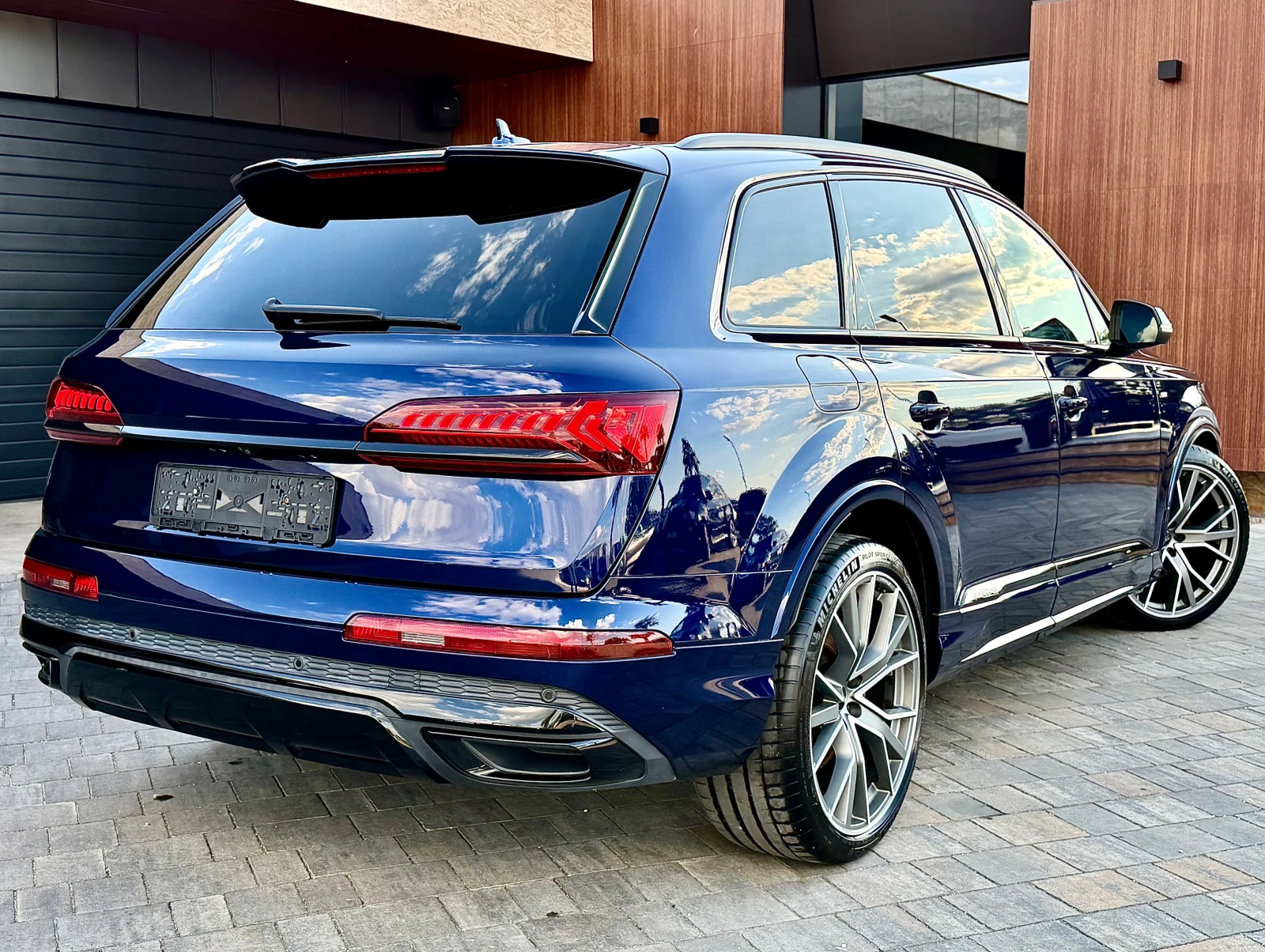 Audi Q7 50TDI S-line 7-Mesta #PANO#DISTR#PODGREV#MEMORY#, снимка 2 - Автомобили и джипове - 55301781