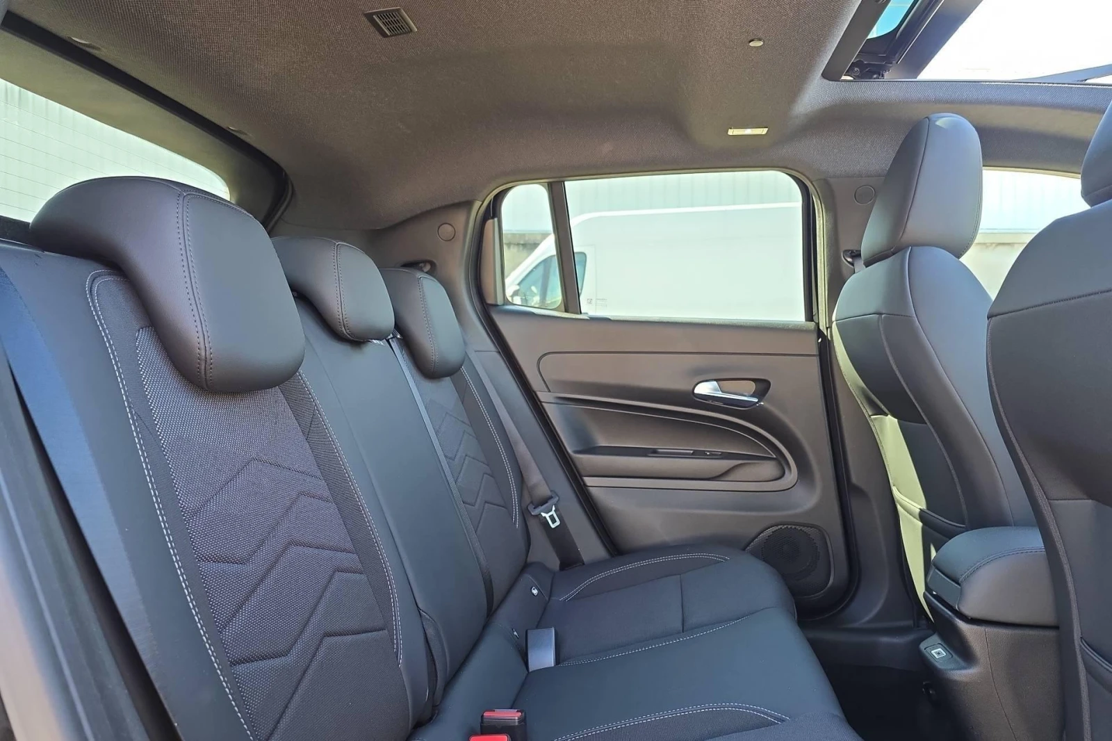 Jeep Avenger 1.2 Summit - Hybrid - Чисто нов !, снимка 14 - Автомобили и джипове - 56165835
