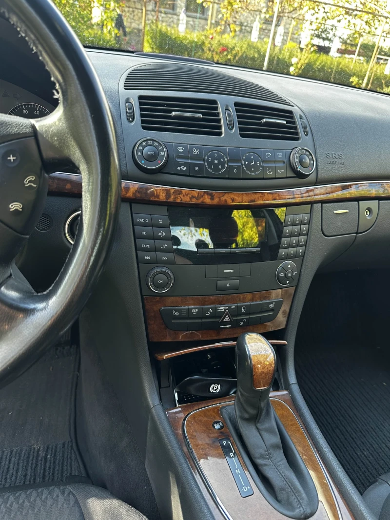 Mercedes-Benz E 240 2.6 Elegance, снимка 6 - Автомобили и джипове - 47709161