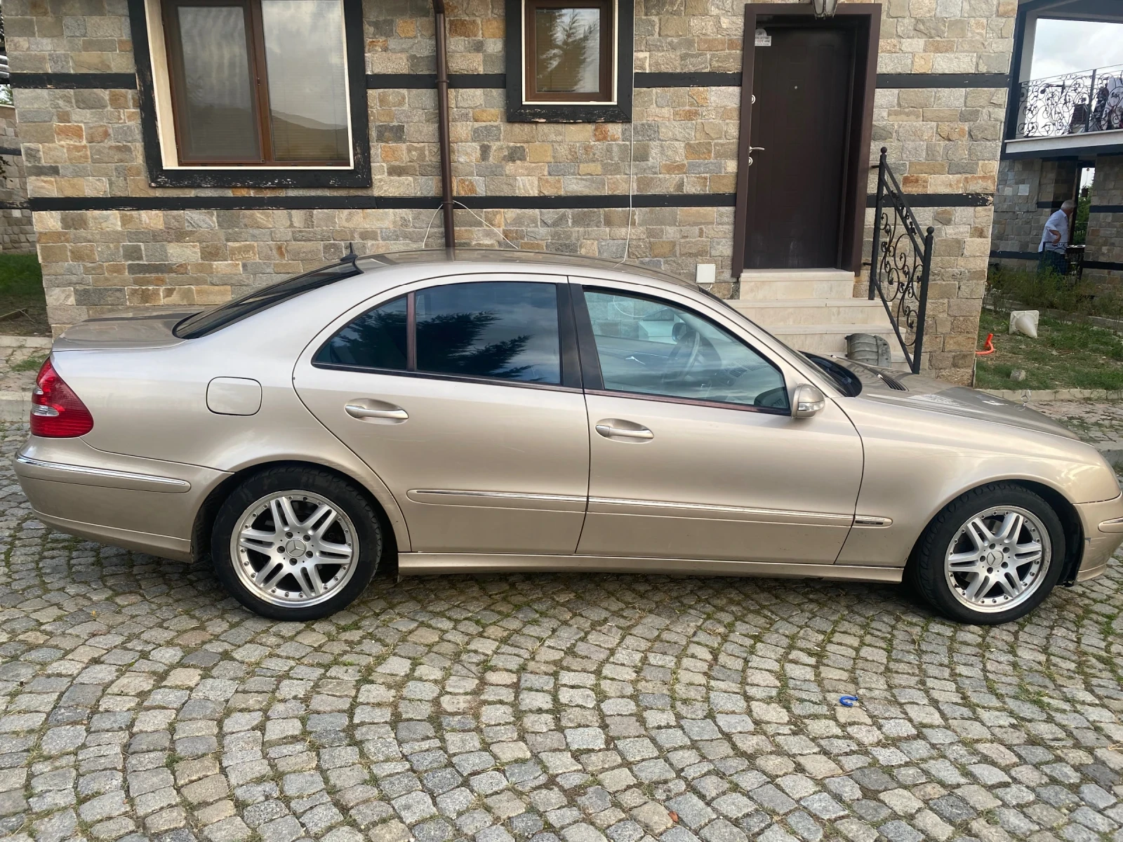 Mercedes-Benz E 220  - изображение 3