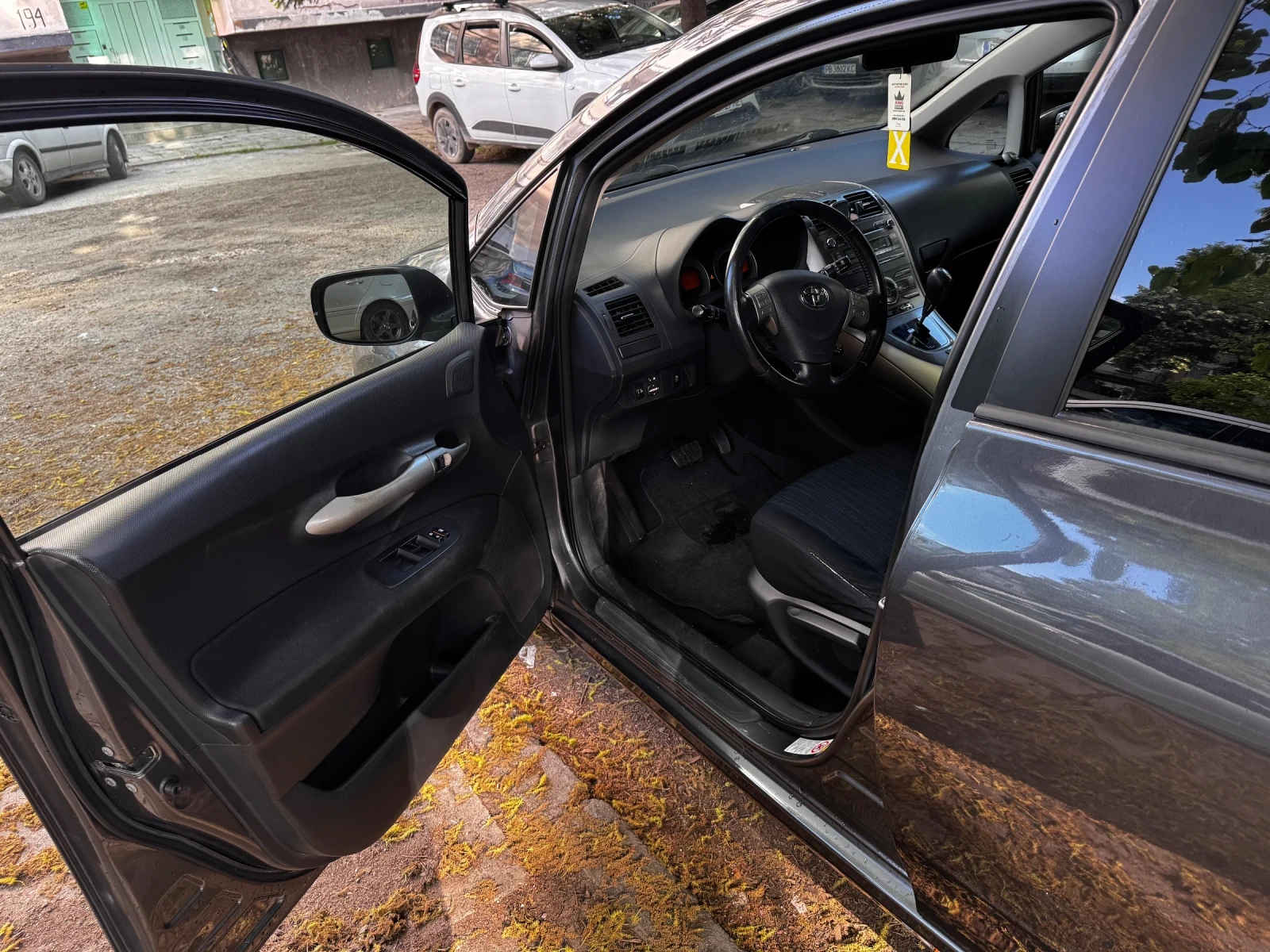 Toyota Auris 1.4, снимка 6 - Автомобили и джипове - 54511396