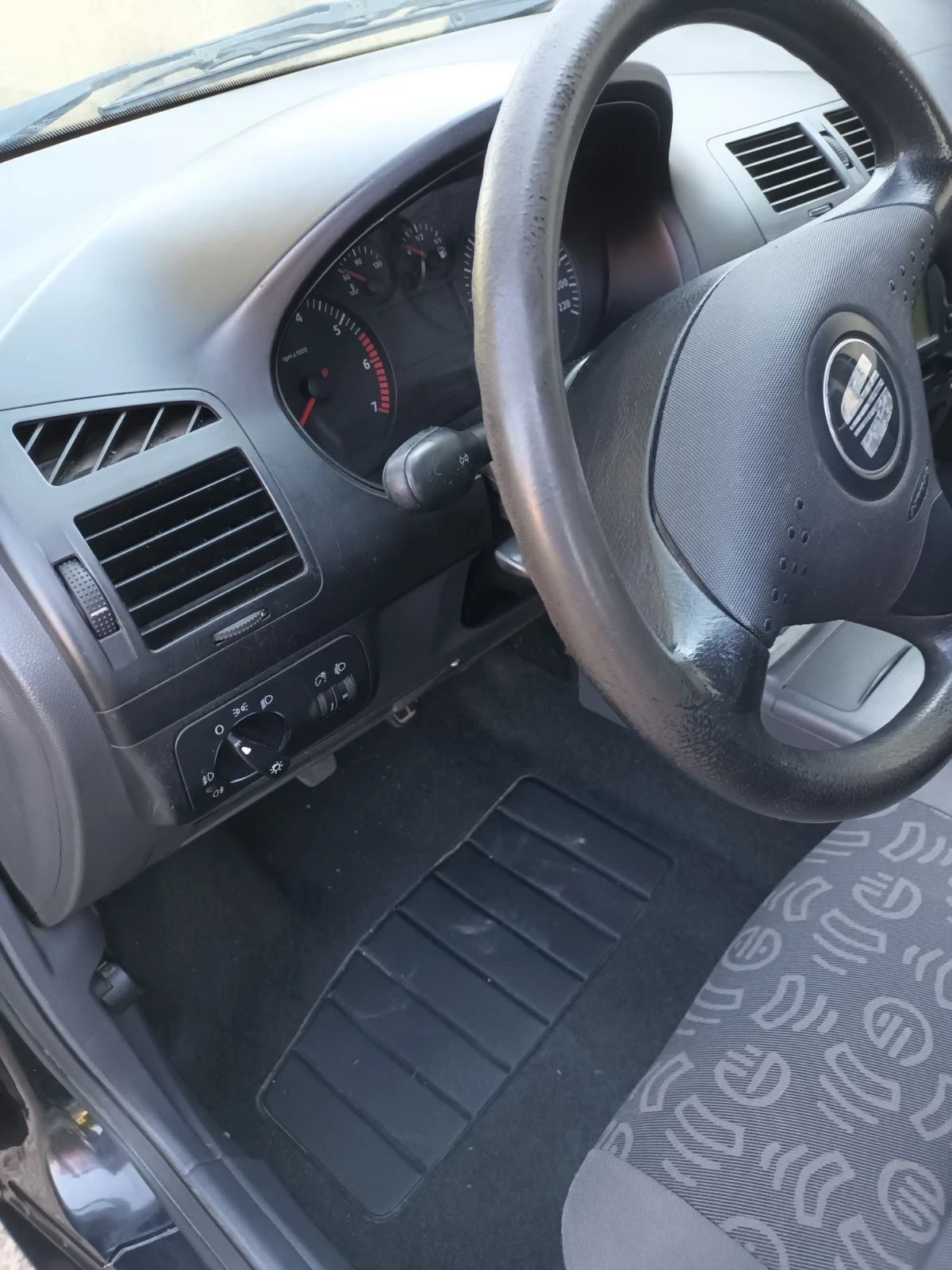 Seat Ibiza 1.4mpi, снимка 8 - Автомобили и джипове - 54661977