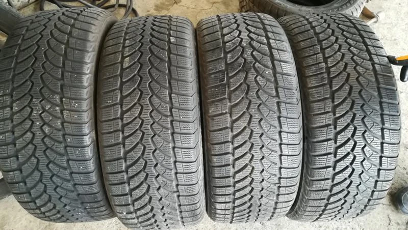 Гуми Зимни 235/50R18, снимка 1 - Гуми и джанти - 26777556