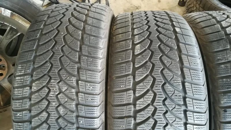 Гуми Зимни 235/50R18, снимка 2 - Гуми и джанти - 26777556