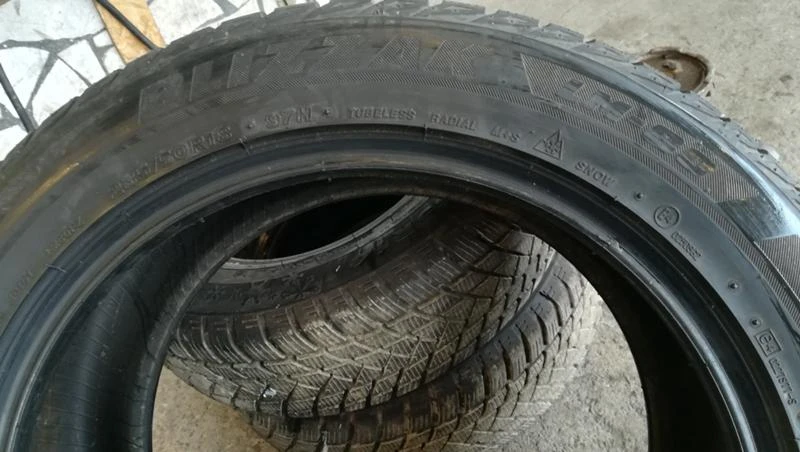 Гуми Зимни 235/50R18, снимка 7 - Гуми и джанти - 26777556