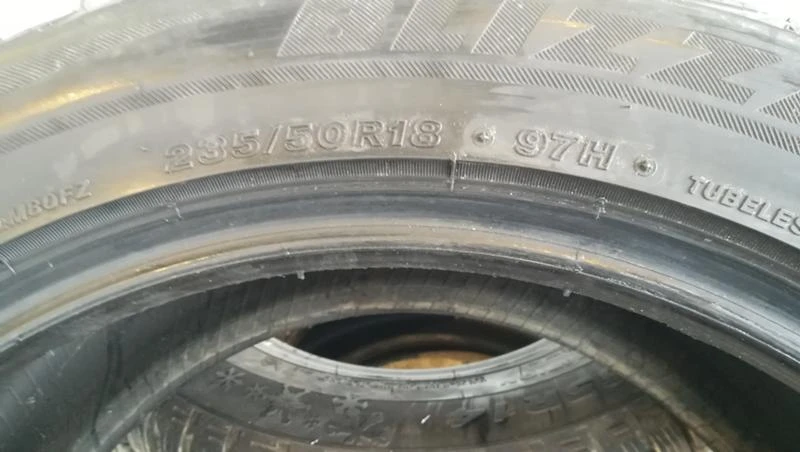 Гуми Зимни 235/50R18, снимка 8 - Гуми и джанти - 26777556