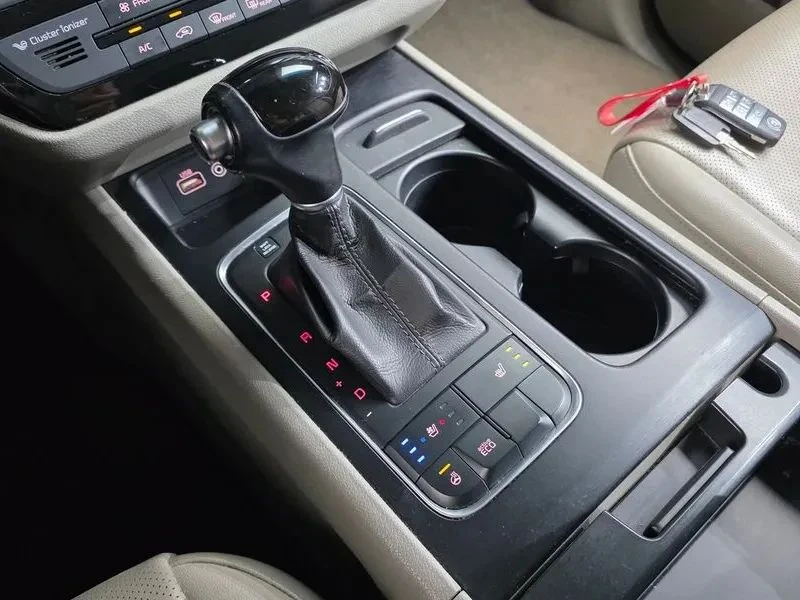 Kia Carnival, снимка 9 - Автомобили и джипове - 56727339