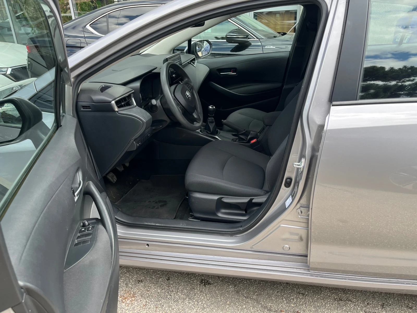 Toyota Corolla 1.6 I, снимка 6 - Автомобили и джипове - 53983895