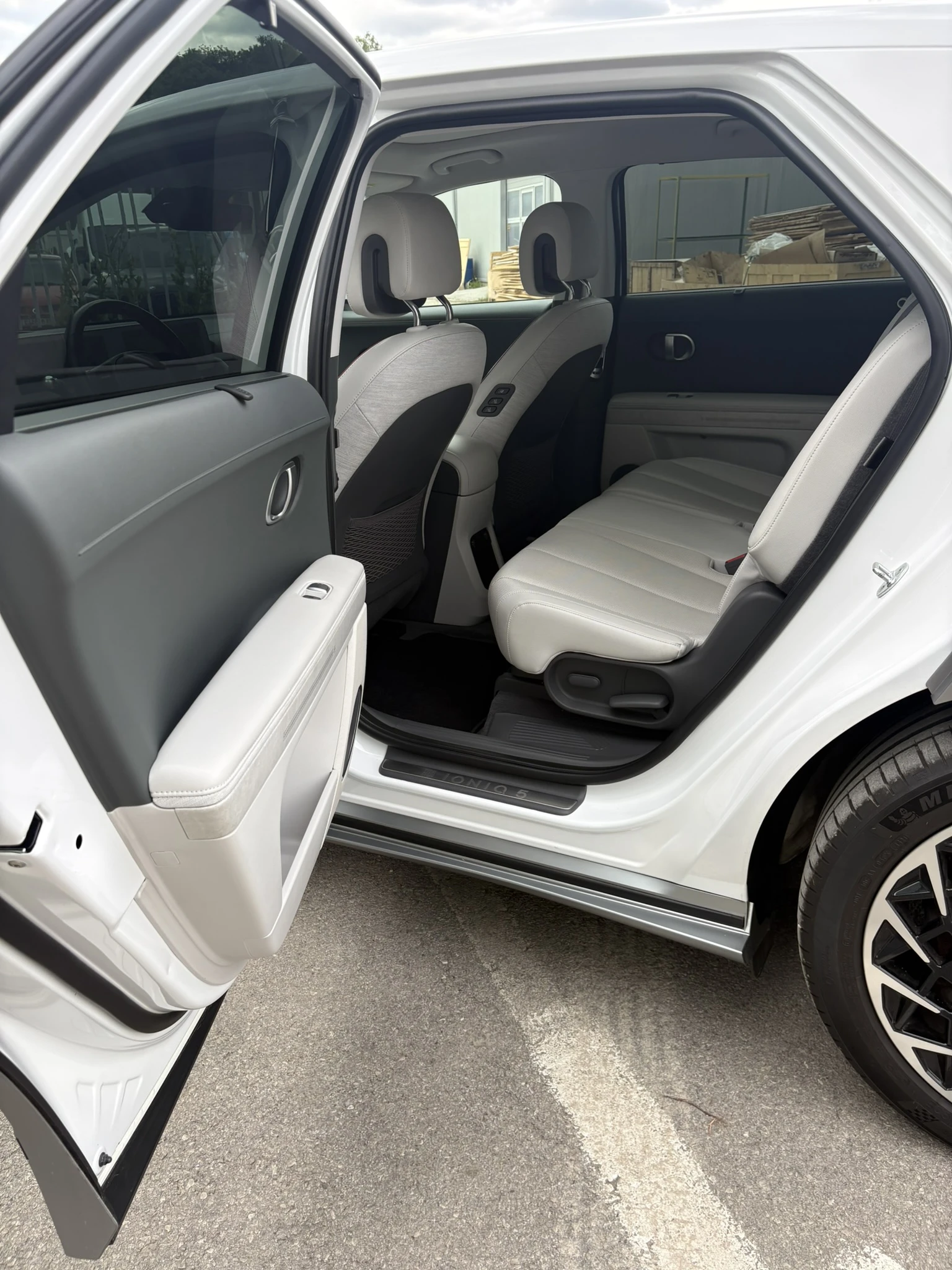 Hyundai Ioniq 5 НАЛИЧНА/77.4KWh/AWD/UNIQ/360/PAN/HEAD-UP/, снимка 8 - Автомобили и джипове - 54356323