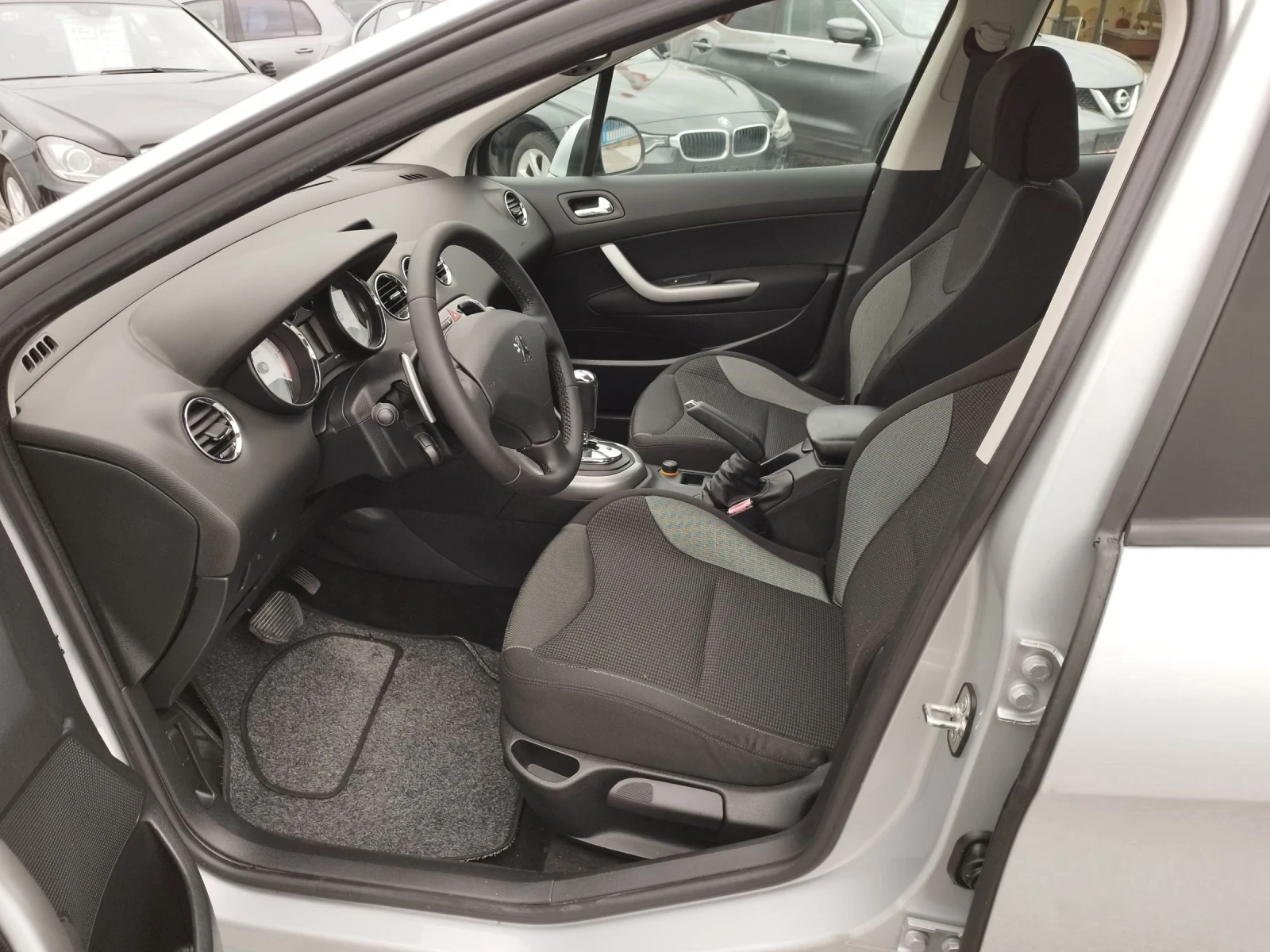 Peugeot 308 1.6HDI АВТОМАТ, снимка 9 - Автомобили и джипове - 54598656
