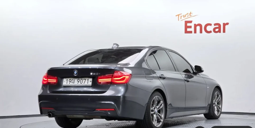 BMW 320 * АВТО КРЕДИТ* ЦЕНА ДО БГ * СЕРВИЗНА ИСТОРИЯ * , снимка 3 - Автомобили и джипове - 55455063