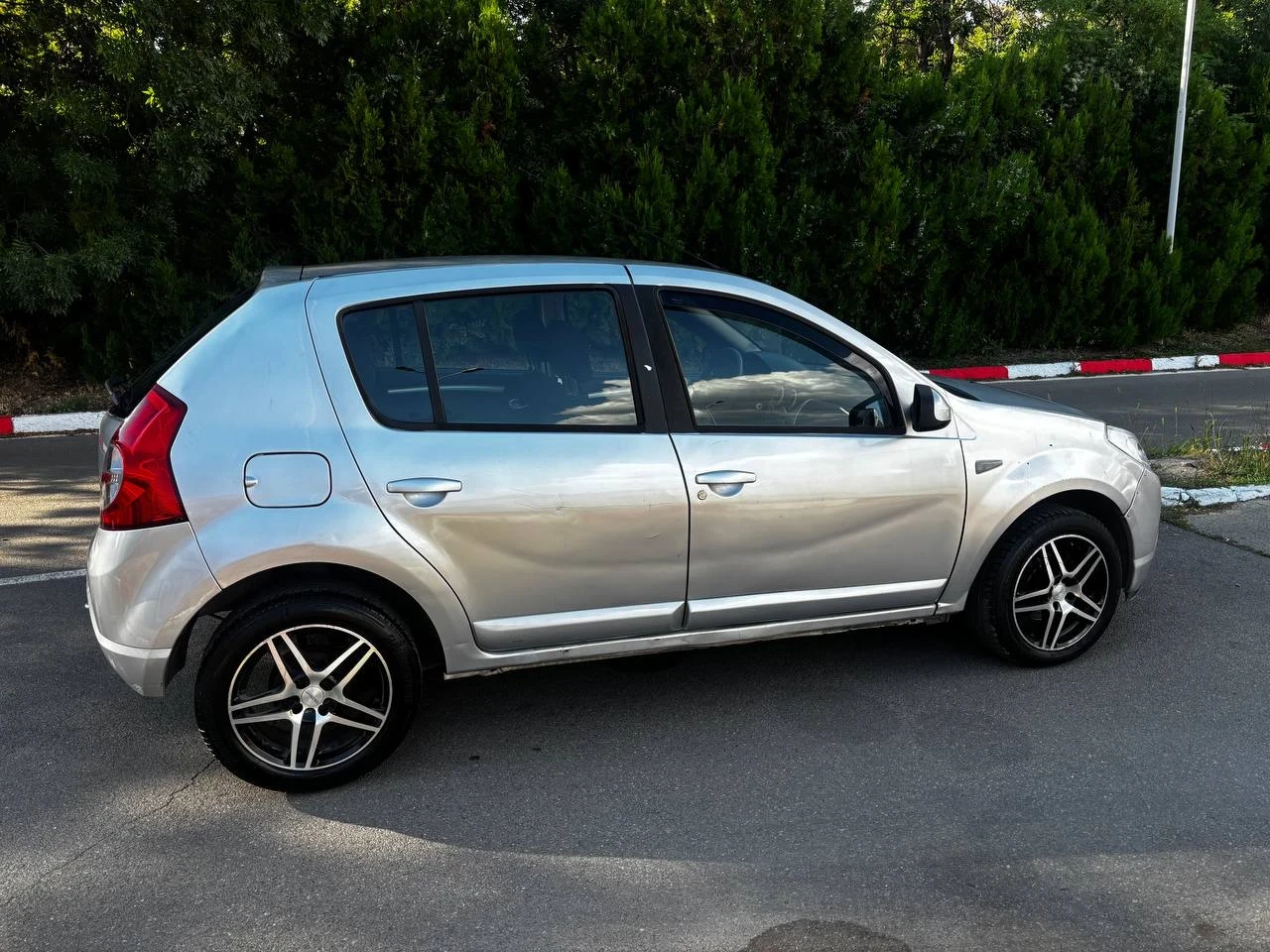 Dacia Sandero 1.6 бензин/климатик, снимка 6 - Автомобили и джипове - 55476130