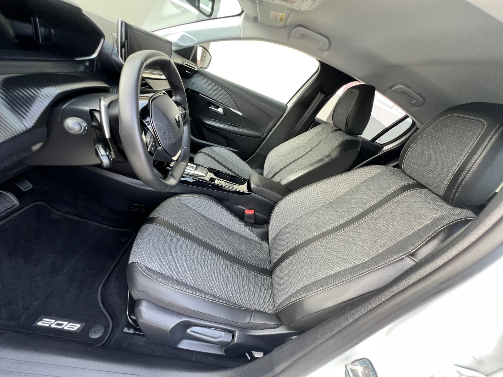 Peugeot 208 1.2 HYBRID 48V e-DCS6 АВТОМАТИК 28903 km! CarPlay!, снимка 6 - Автомобили и джипове - 55886833