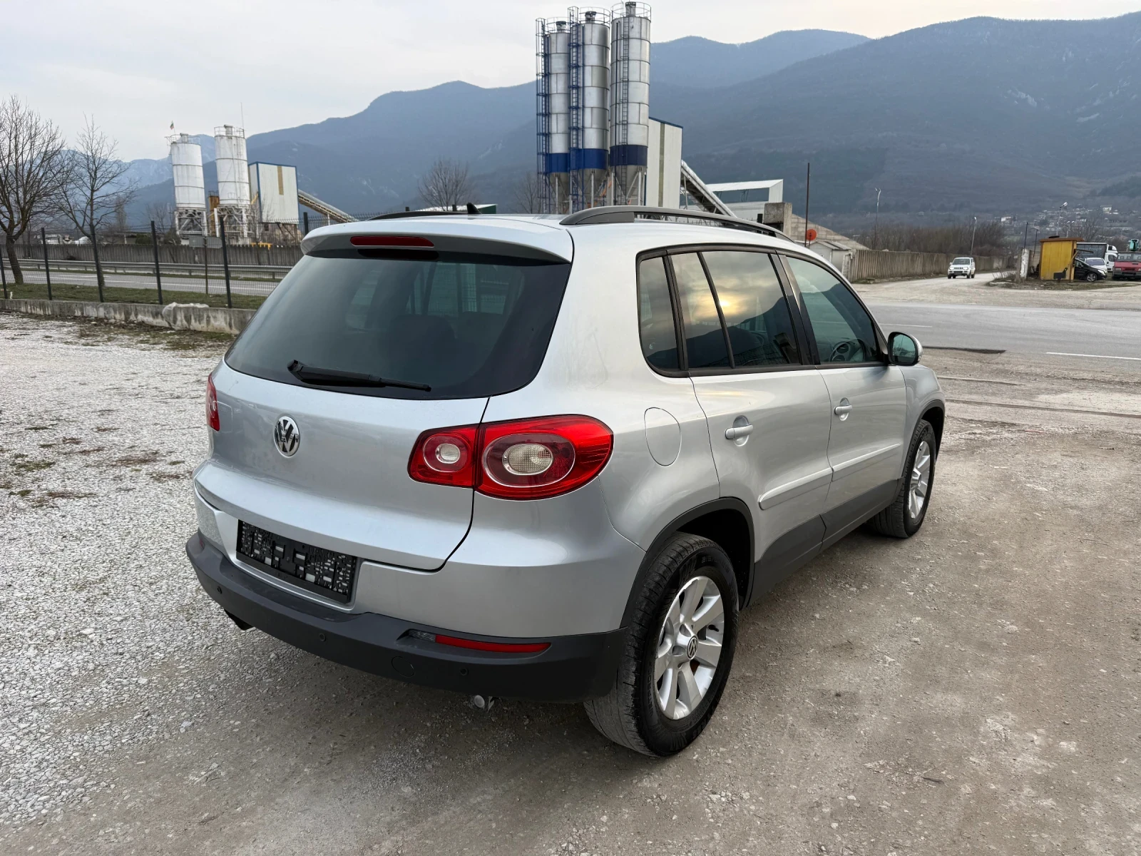 VW Tiguan 2.0TDI 4Motion Automat Track & Field, снимка 4 - Автомобили и джипове - 56276011
