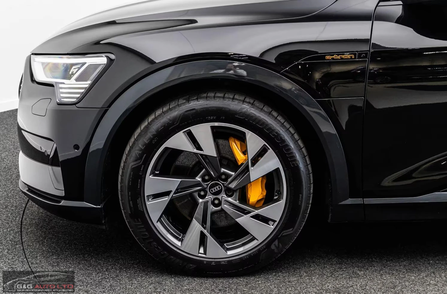 Audi E-Tron 55/ADVANCED/408HP/BLACK/MEMO/HUD/B&O/360/211q, снимка 4 - Автомобили и джипове - 54304120