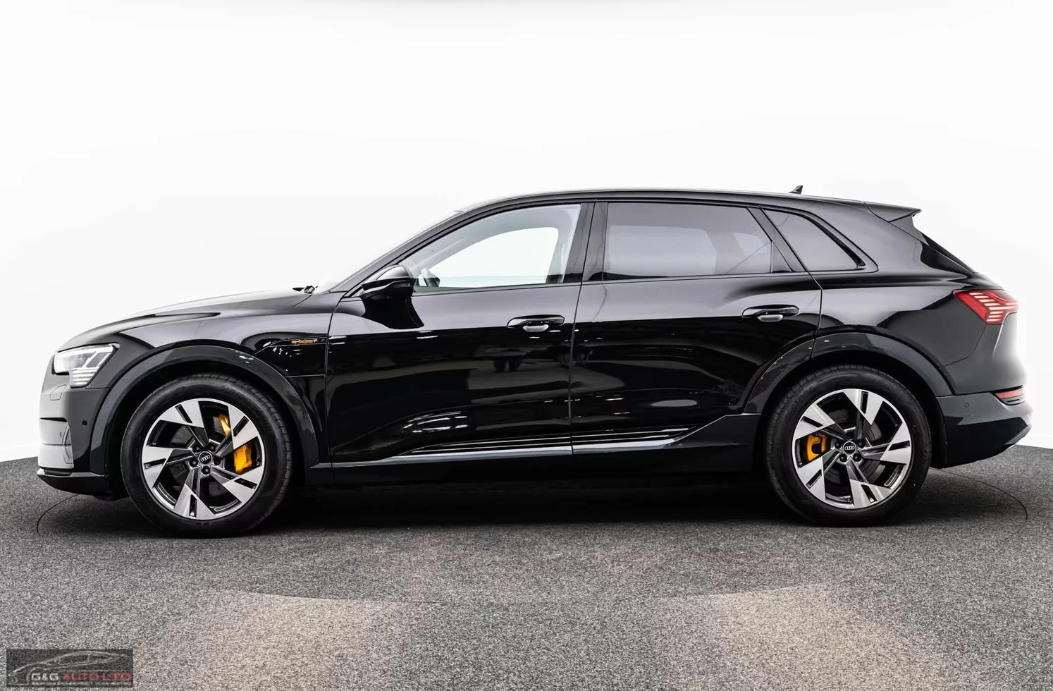 Audi E-Tron 55/ADVANCED/408HP/BLACK/MEMO/HUD/B&O/360/211q, снимка 3 - Автомобили и джипове - 54304120