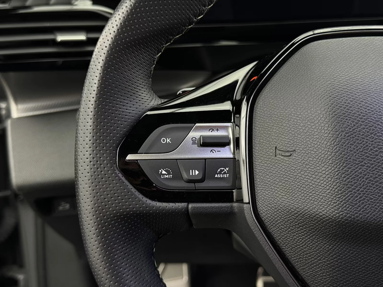 Peugeot 408 GT-LINE/224HP/PHEV/360/LED/NAVI/CPLAY/493q, снимка 9 - Автомобили и джипове - 55314436