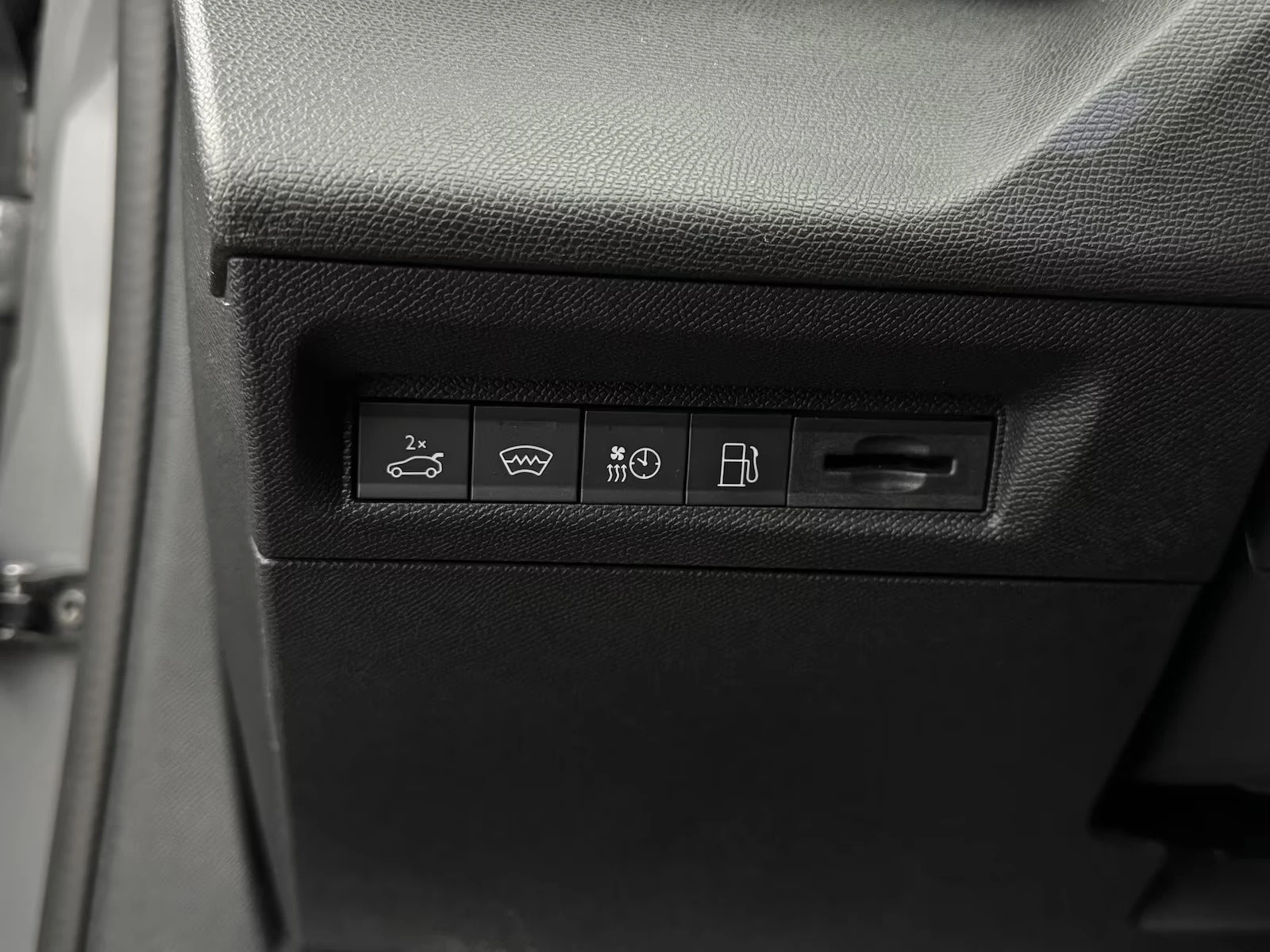 Peugeot 408 GT-LINE/224HP/PHEV/360/LED/NAVI/CPLAY/493q, снимка 14 - Автомобили и джипове - 55314436