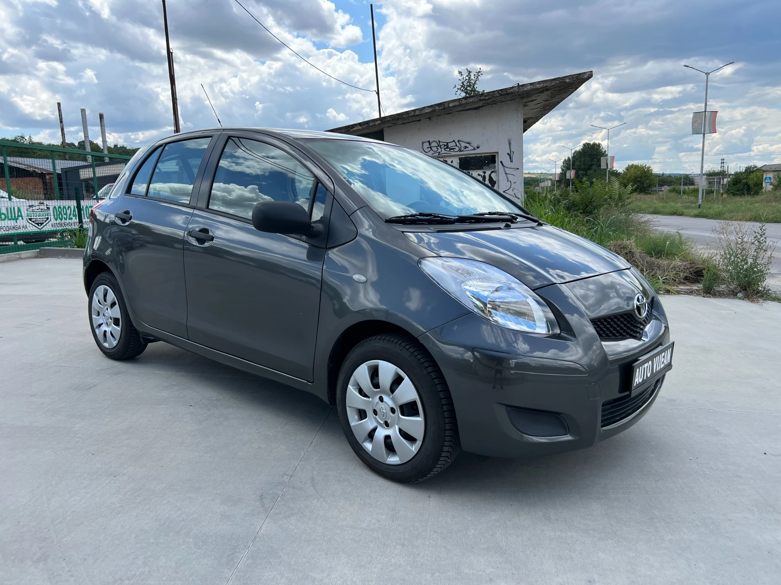 Toyota Yaris 1.0i-69к.с, снимка 3 - Автомобили и джипове - 55420176