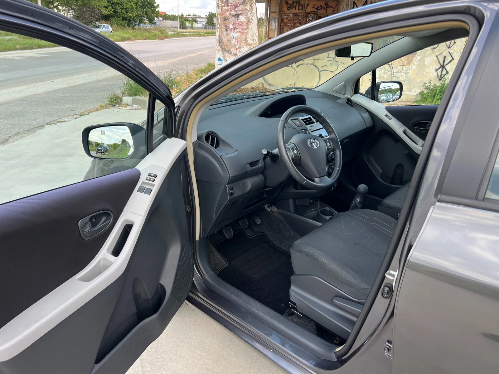 Toyota Yaris 1.0i-69к.с, снимка 7 - Автомобили и джипове - 55420176