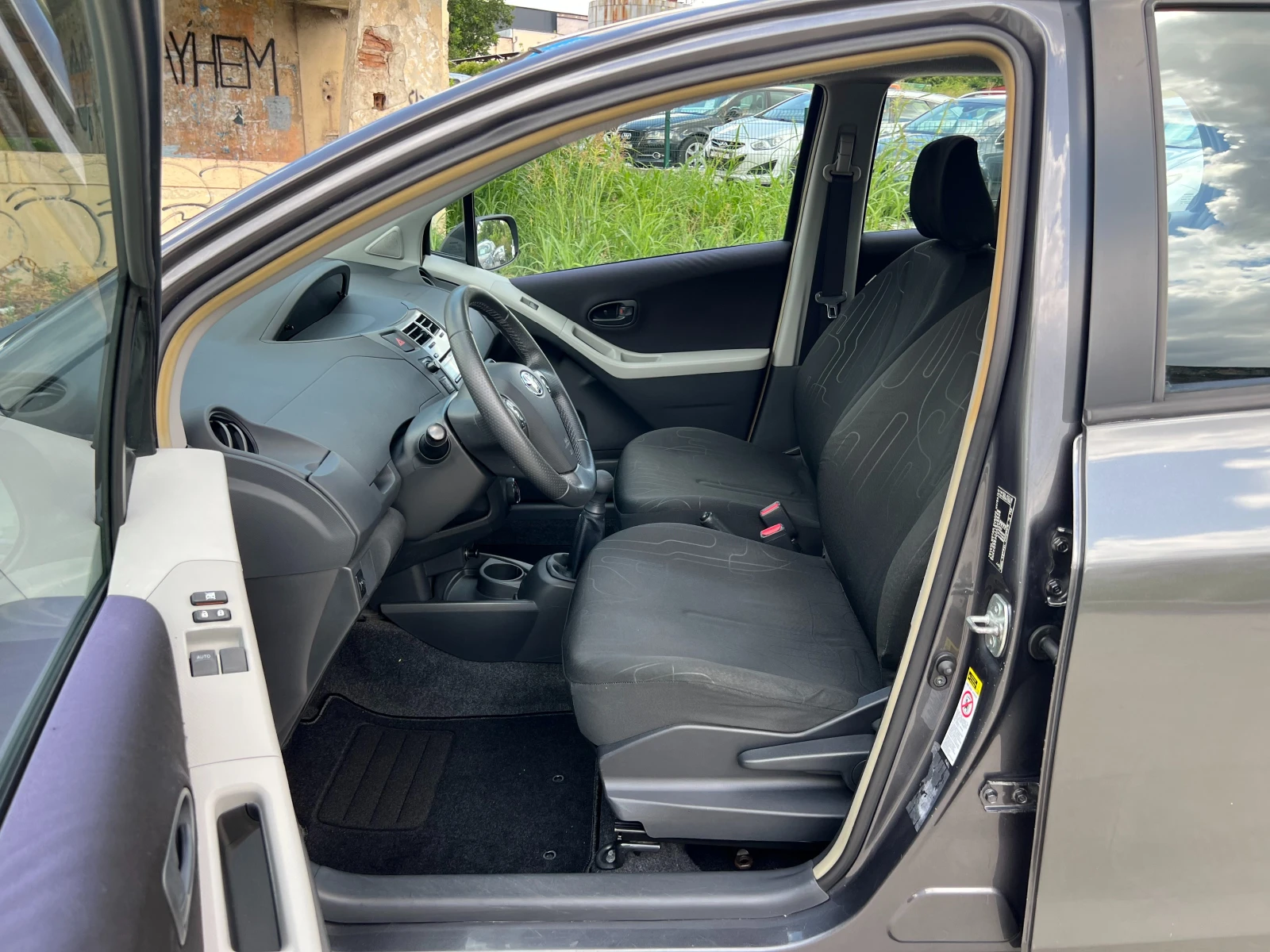 Toyota Yaris 1.0i-69к.с, снимка 8 - Автомобили и джипове - 55420176