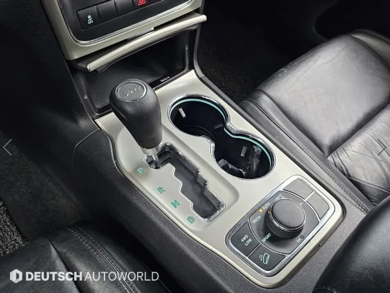 Jeep Cherokee 3.0 Diesel Laredo, снимка 9 - Автомобили и джипове - 53590249