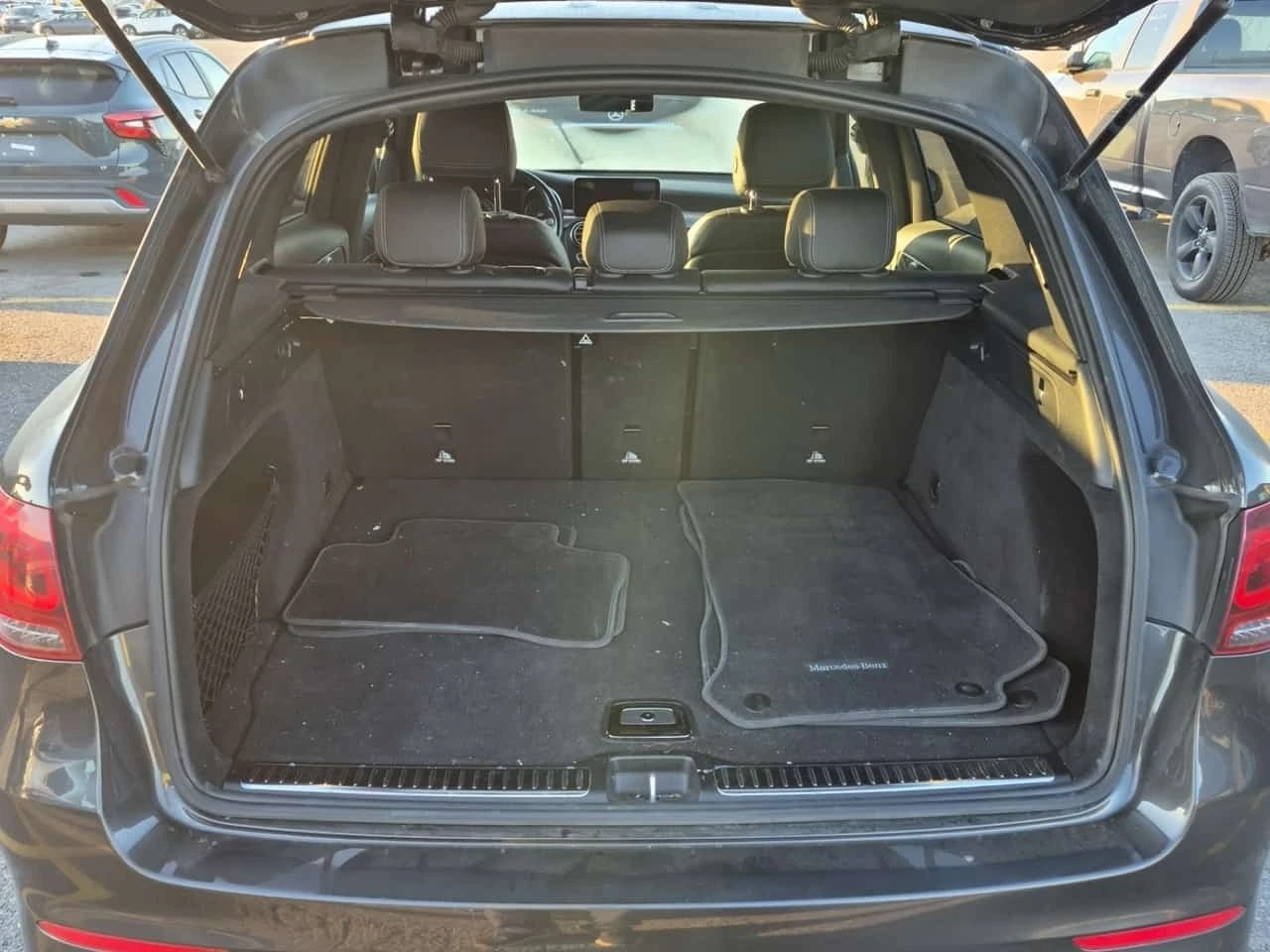 Mercedes-Benz GLC 300 AMG * FACELIFT * CARFAX * , снимка 12 - Автомобили и джипове - 56242669