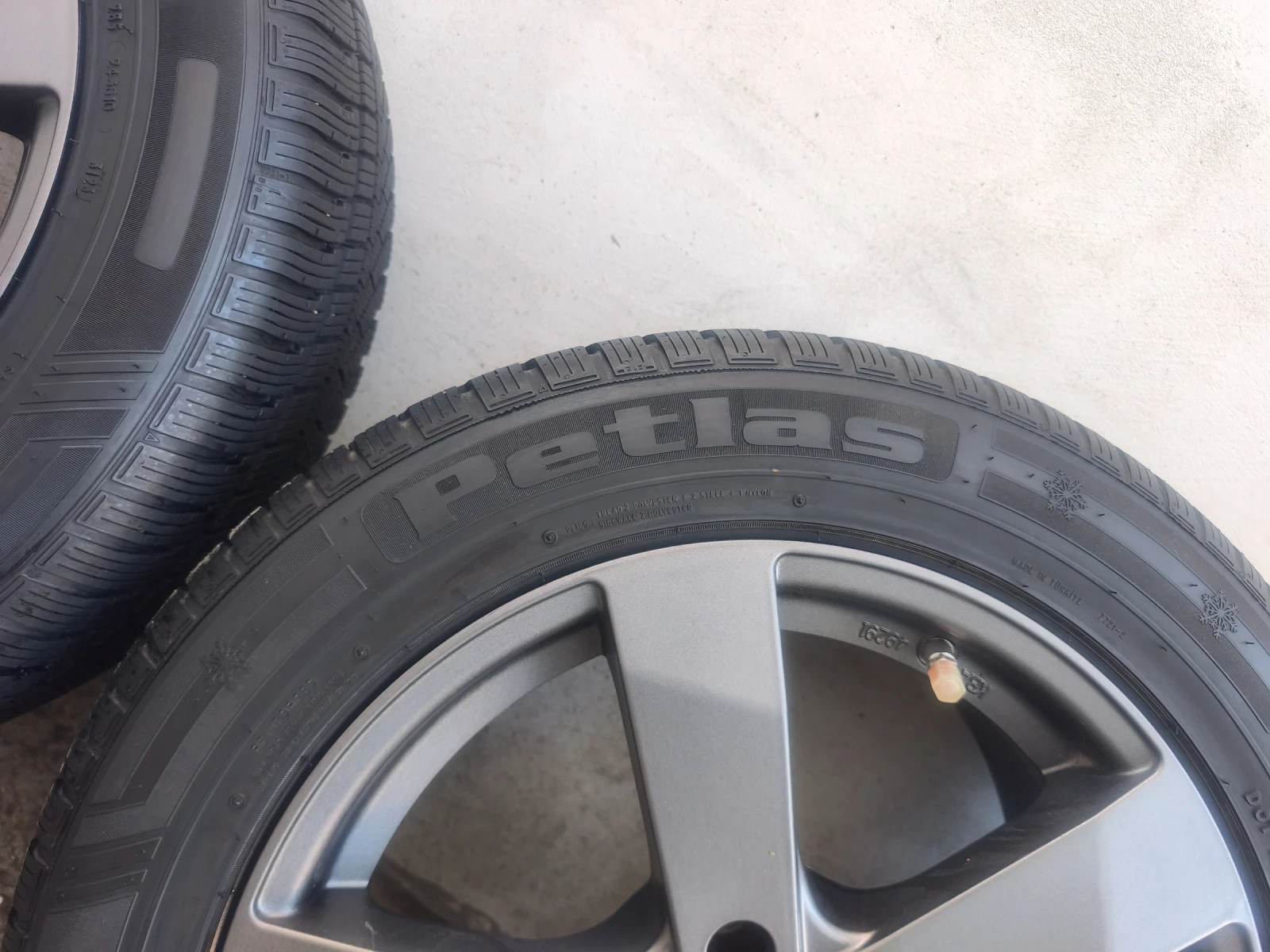 Гуми Зимни 225/55R17, снимка 2 - Гуми и джанти - 55236007