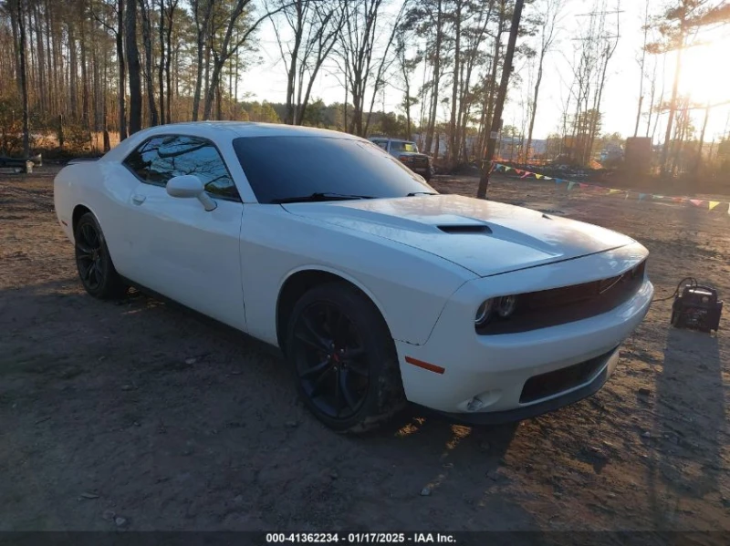 Dodge Challenger 5.7L V-8 VVT, 372HP Rear Wheel Drive, снимка 1 - Автомобили и джипове - 49441671