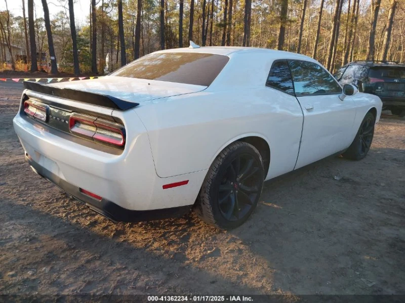 Dodge Challenger 5.7L V-8 VVT, 372HP Rear Wheel Drive, снимка 11 - Автомобили и джипове - 49441671