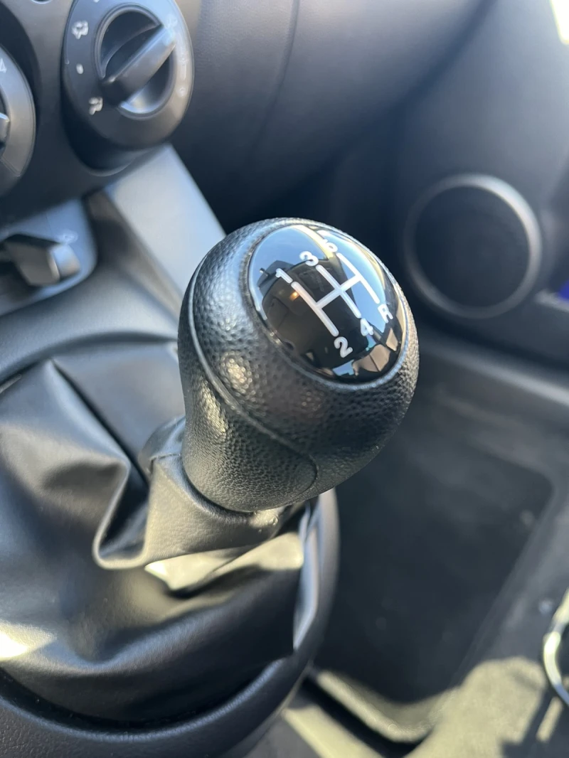 Mazda 2, снимка 8 - Автомобили и джипове - 53156760