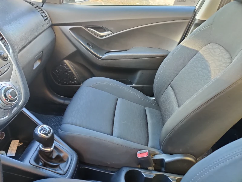 Hyundai Ix20 1.4 CRDi, снимка 9 - Автомобили и джипове - 52938634