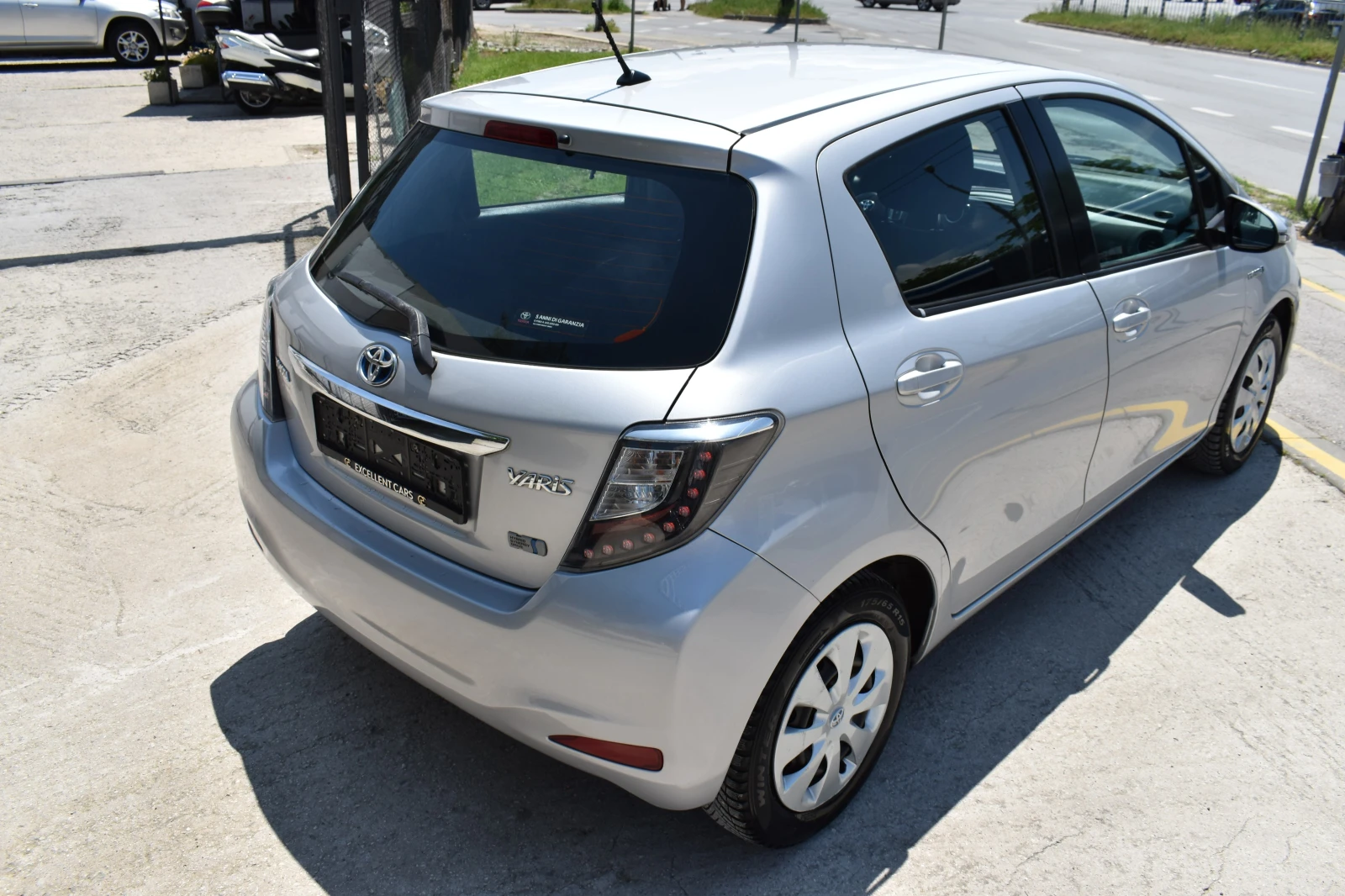 Toyota Yaris 1.5HYBRID* AUTOMAT, снимка 4 - Автомобили и джипове - 54775872
