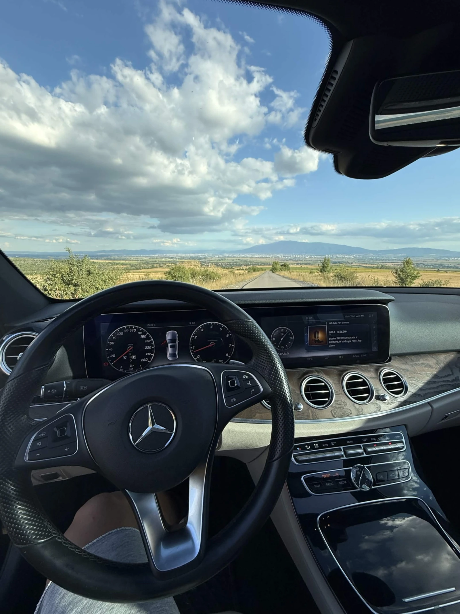 Mercedes-Benz E 400 4MATIC | 2017 г. | Burmester | Head-Up | Keyless, снимка 11 - Автомобили и джипове - 55425183