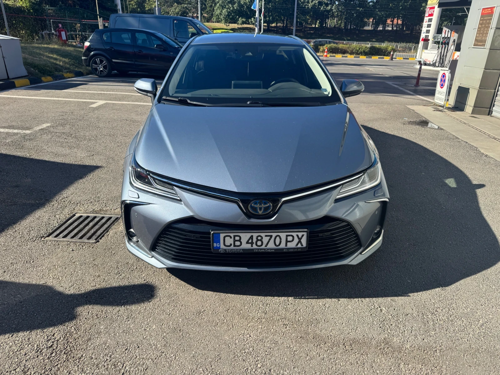 Toyota Corolla 1.8 Hybrid Luxury Plus, снимка 2 - Автомобили и джипове - 55962052
