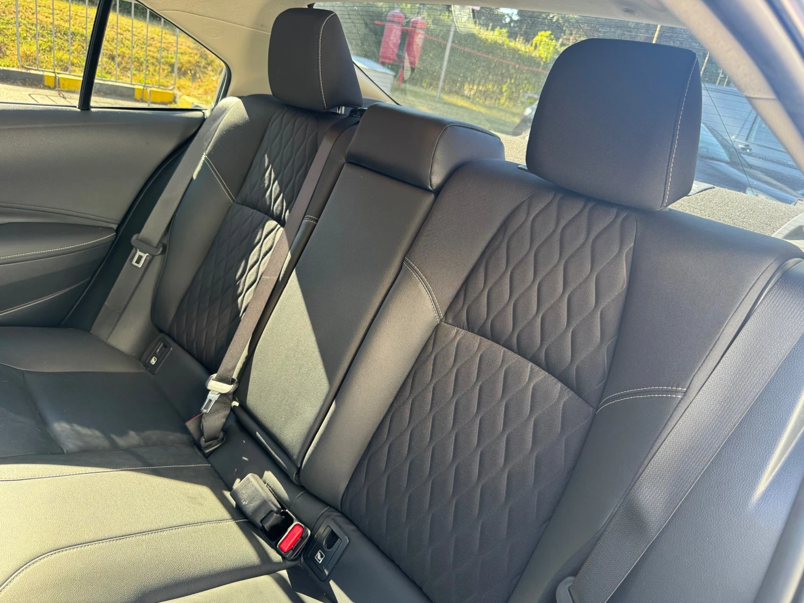 Toyota Corolla 1.8 Hybrid Luxury Plus, снимка 15 - Автомобили и джипове - 55962052