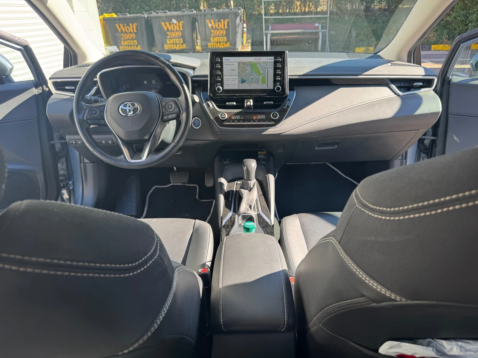 Toyota Corolla 1.8 Hybrid Luxury Plus, снимка 13 - Автомобили и джипове - 55962052