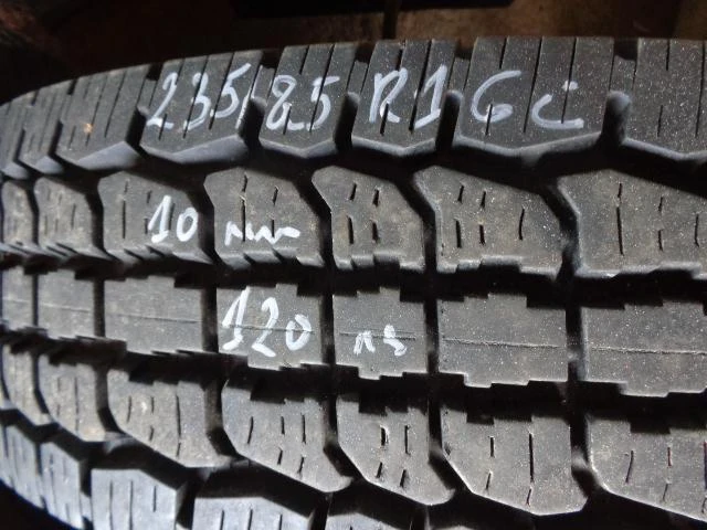 Гуми Зимни 235/85R16, снимка 1 - Гуми и джанти - 17585034