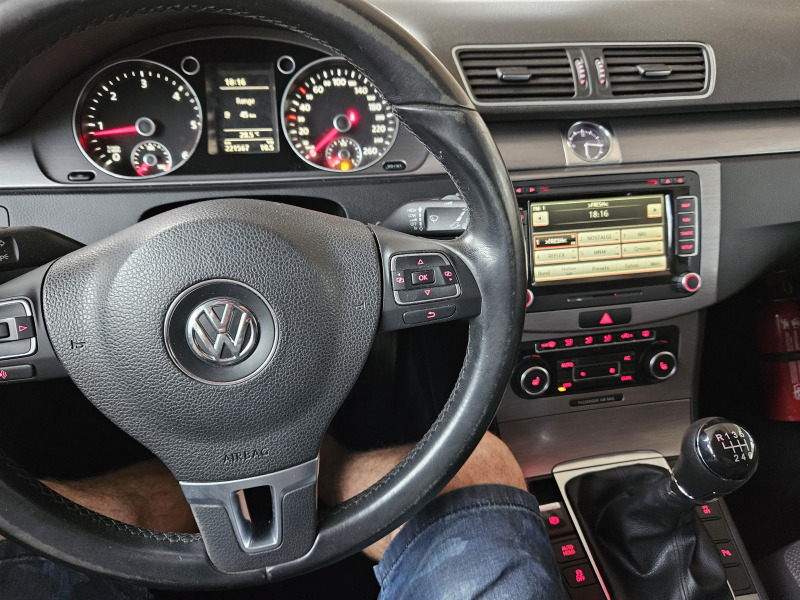 VW Passat Комби, снимка 14 - Автомобили и джипове - 46451169