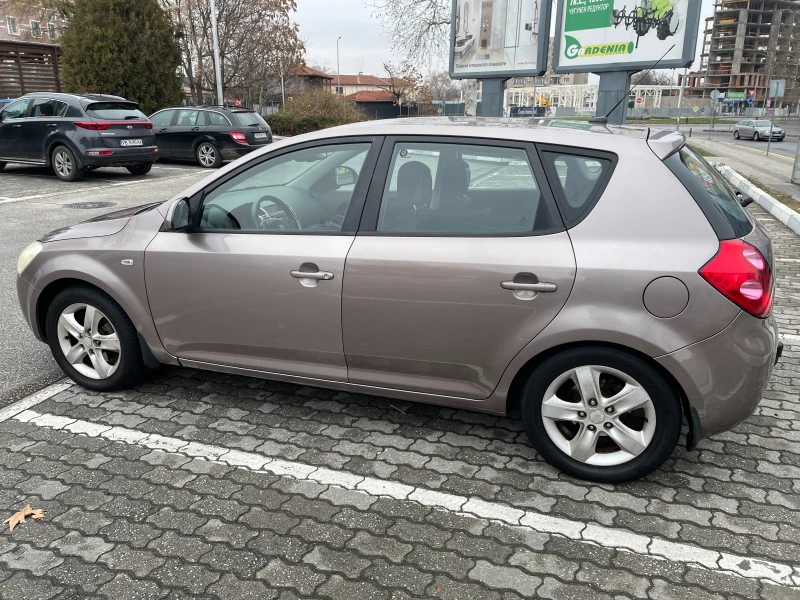 Kia Ceed 1.6 CRDI, снимка 3 - Автомобили и джипове - 48451225