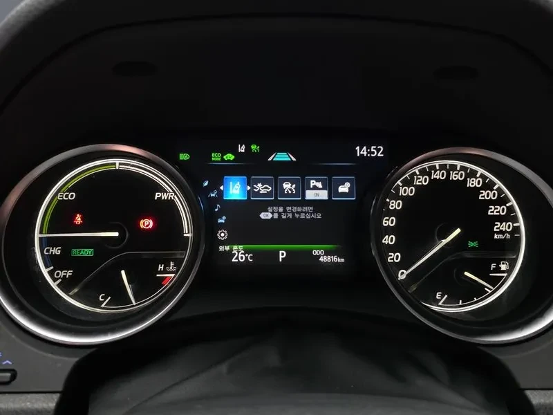 Toyota Camry (Xv70) 2.5 Le Hybrid, снимка 8 - Автомобили и джипове - 54945393