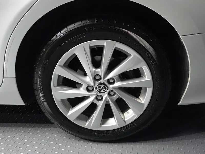 Toyota Camry (Xv70) 2.5 Le Hybrid, снимка 5 - Автомобили и джипове - 54945393
