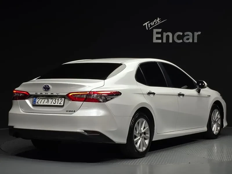 Toyota Camry (Xv70) 2.5 Le Hybrid, снимка 2 - Автомобили и джипове - 54945393