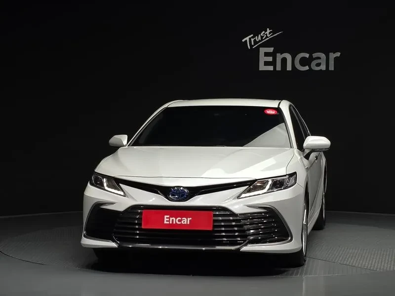 Toyota Camry (Xv70) 2.5 Le Hybrid, снимка 3 - Автомобили и джипове - 54945393