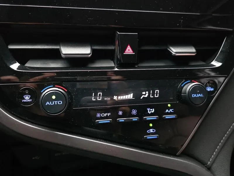 Toyota Camry (Xv70) 2.5 Le Hybrid, снимка 15 - Автомобили и джипове - 54945393