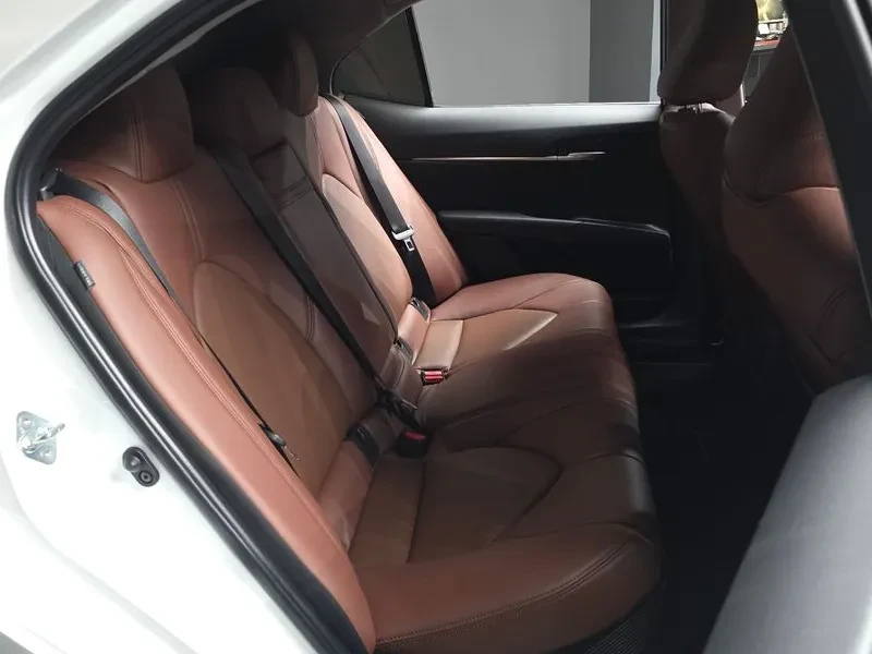 Toyota Camry (Xv70) 2.5 Le Hybrid, снимка 12 - Автомобили и джипове - 54945393