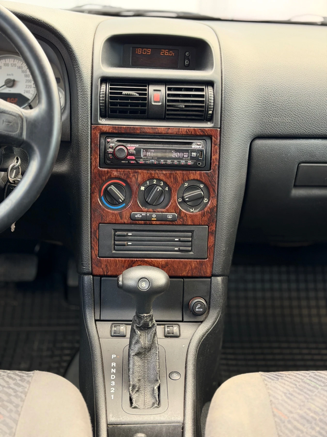 Opel Astra 1.6i~101hp~LPG~АВТОМАТ~ПОДГРЕВ НА СЕДАЛКИ, снимка 12 - Автомобили и джипове - 55151343